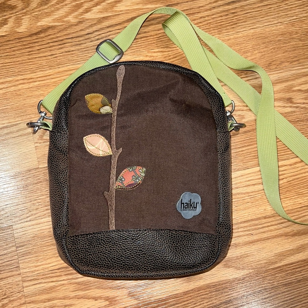 Haiku crossbody bag brown w/ green strap Appliqué Leaves